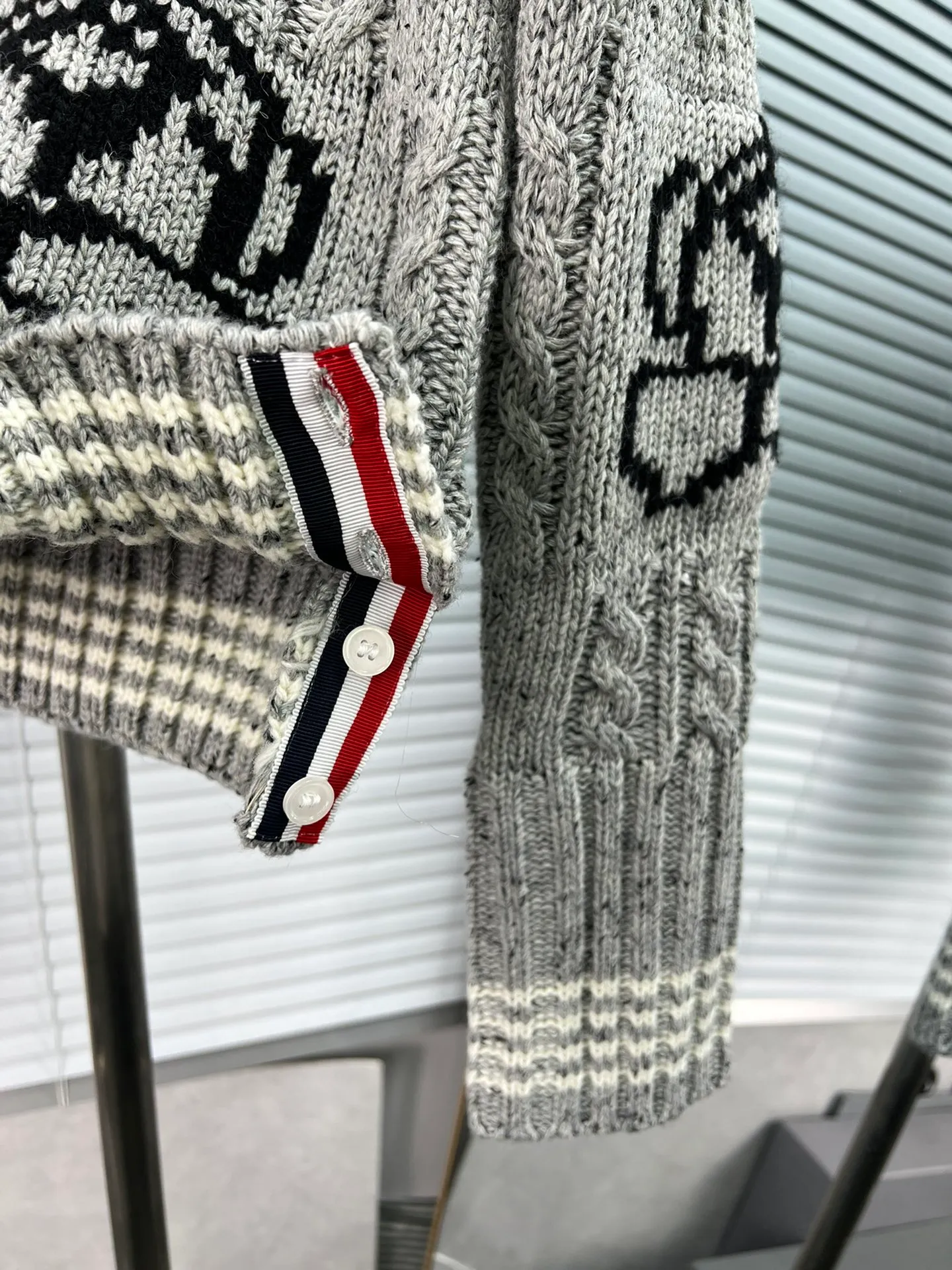 THOM BROWNE New Arrival 𝐃𝐞𝐭𝐚𝐢𝐥 ： TB ， ， ， ， ooookkkkkk ， ， ， ， T look jue 📍𝐂𝐨𝐥𝐨𝐮𝐫 ： 🆚Gray 📍𝐒𝐢𝐳𝐞Size：0.1.2 (S.M.L)